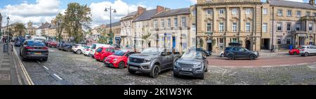 Bondgate Within, la strada principale per lo shopping e gli affari nel centro della città mercato di Alnwick, Northumberland, Inghilterra, Regno Unito Foto Stock