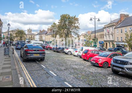 Bondgate Within, la strada principale per lo shopping e gli affari nel centro della città mercato di Alnwick, Northumberland, Inghilterra, Regno Unito Foto Stock