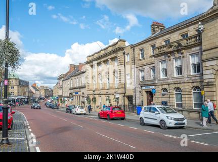 Bondgate Within, la strada principale per lo shopping e gli affari nel centro della città mercato di Alnwick, Northumberland, Inghilterra, Regno Unito Foto Stock