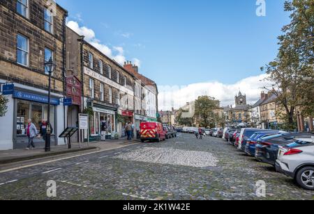 Bondgate Within, la strada principale per lo shopping e gli affari nel centro della città mercato di Alnwick, Northumberland, Inghilterra, Regno Unito Foto Stock