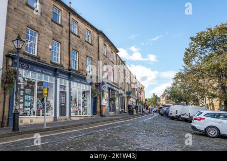 Bondgate Within, la strada principale per lo shopping e gli affari nel centro della città mercato di Alnwick, Northumberland, Inghilterra, Regno Unito Foto Stock