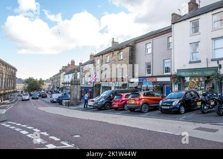 Bondgate Within, la strada principale per lo shopping e gli affari nel centro della città mercato di Alnwick, Northumberland, Inghilterra, Regno Unito Foto Stock