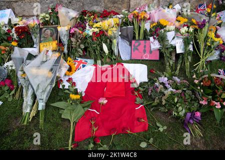 Windsor, Berkshire, Regno Unito. 20th Settembre 2022. Dopo il triste funerale dello Stato reale per la defunta Regina Elisabetta II ieri, la gente continuava a porre tributi floreali per sua Maestà la Regina ieri sera e oggi a Windsor contro le mura del Castello di Windsor. Credit: Maureen McLean/Alamy Live News Foto Stock