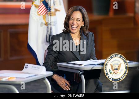 Orangeburg, Stati Uniti. 17th Set, 2022. Il Vice Presidente degli Stati Uniti Kamala Harris condivide una risata con i leader degli studenti al Claflin College di Orangeburg, South Carolina, il giorno della registrazione al National Voter, martedì 20 settembre 2022. Harris ha visitato due college storicamente neri a Orangeburg per parlare di entrepeneurship, salute mentale e registrazione degli elettori. Photo by Sean Rayford'/UPI Credit: UPI/Alamy Live News Foto Stock