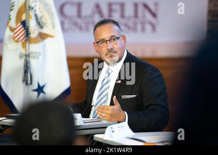 Orangeburg, Stati Uniti. 17th Set, 2022. Il Segretario dell'Educazione degli Stati Uniti Miguel Cardona parla con i leader degli studenti al Claflin College di Orangeburg, South Carolina, il giorno della registrazione al National Voter, martedì 20 settembre 2022. Harris ha visitato due college storicamente neri a Orangeburg per parlare di entrepeneurship, salute mentale e registrazione degli elettori. Photo by Sean Rayford'/UPI Credit: UPI/Alamy Live News Foto Stock