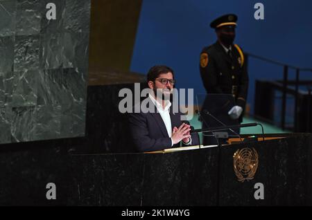 Nazioni Unite. 20th Set, 2022. Il Presidente cileno Gabriel boric interviene durante il dibattito generale della 77th sessione dell'Assemblea generale delle Nazioni Unite presso la sede delle Nazioni Unite a New York, il 20 settembre 2022. Il dibattito generale della 77th sessione dell'Assemblea generale delle Nazioni Unite si è aperto martedì con il tema "Un momento di spartiacque: Soluzioni trasformative alle sfide interconnesse". Credit: Li Rui/Xinhua/Alamy Live News Foto Stock