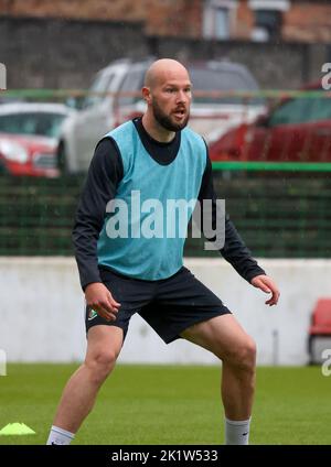 The Oval, Belfast, Irlanda del Nord, Regno Unito. 06 settembre 2022. Toals County Antrim Shield – Glentoran 1 Distilleria Lisburn 0. Calciatore della Lega Irlandese, giocatore glentorese Hrvoje Plum (27) in azione Foto Stock