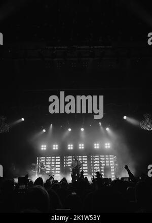 Un'immagine in scala di grigi dello spettacolo della band DI LANY nella città di San Francisco, USA Foto Stock