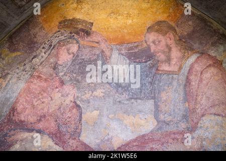 Pittura sbiadita nelle pareti del cortile del Pilato presso la Basilica di Santo Stefano Bologna Italia Foto Stock