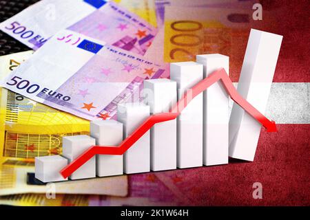 Grafico dell'economia: Freccia verso il basso, banconote in euro e bandiera lettone (moneta, economia, affari, finanza, crisi) Foto Stock