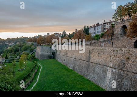 Mura veneziane di Bergamo che proteggevano l'antica parte della città Foto Stock