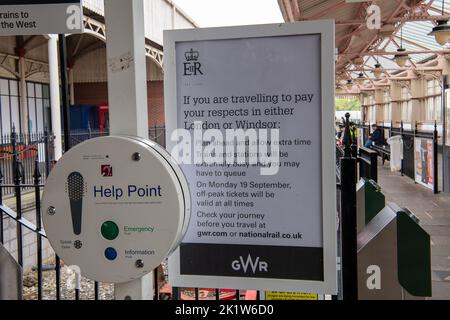 Windsor, Berkshire, Regno Unito. 20th Settembre 2022. Un avviso di viaggio GWR sul funerale di sua Maestà la Regina alla Stazione Centrale di Windsor. Credit: Maureen McLean/Alamy Live News Foto Stock