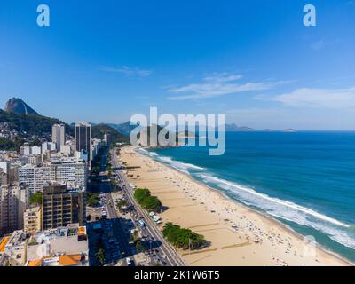 Veduta aerea della famosa spiaggia di Copacabana a Rio de Janeiro, Brasile Foto Stock