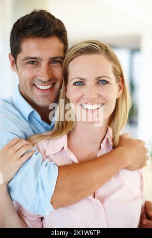 Tenendola stretta e non lasciandola mai andare. Romantico scatto di una coppia che abbraccia intimamente. Foto Stock