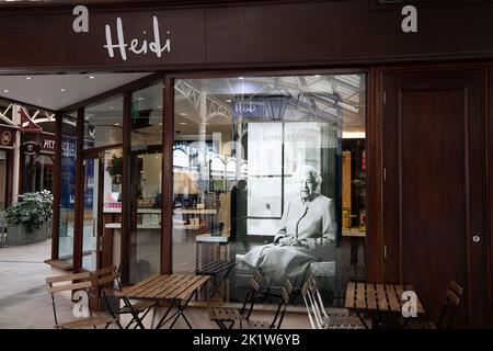 Windsor, Berkshire, Regno Unito. 20th Settembre 2022. La panetteria Heidi a Windsor. Molti dei negozi e degli affari di Windsor hanno tributi alla fine della Regina Elisabetta II nelle loro finestre. Credit: Maureen McLean/Alamy Live News Foto Stock