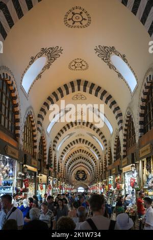 Vista generale del Grand Bazaar con gente del posto e stranieri che camminano intorno al bazar. Situato nel quartiere Eminönü di Istanbul, lo storico Bazaar delle spezie continua ad essere un centro commerciale preferito dai turisti locali e stranieri. E' un luogo distinto dove turisti da tutto il mondo possono fare acquisti e gustare prelibatezze specifiche del paese. Foto Stock