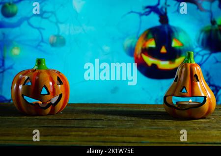 Zucche di Halloween con candele su sfondo scuro Foto Stock