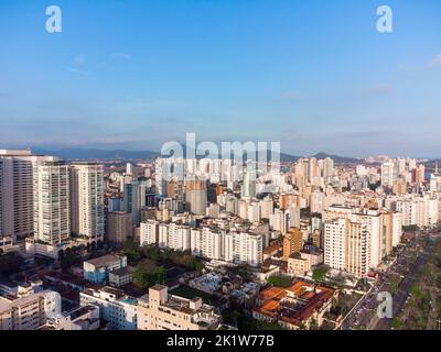 Vista aerea del lungomare verso l'oceano con i suoi alti edifici nella città di Santos in Brasile Foto Stock