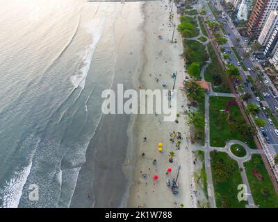 Veduta aerea della spiaggia della città di Santos, Brasile. Splendida vista panoramica al tramonto Foto Stock