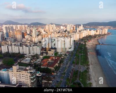 Vista aerea del lungomare verso l'oceano con i suoi alti edifici nella città di Santos in Brasile Foto Stock