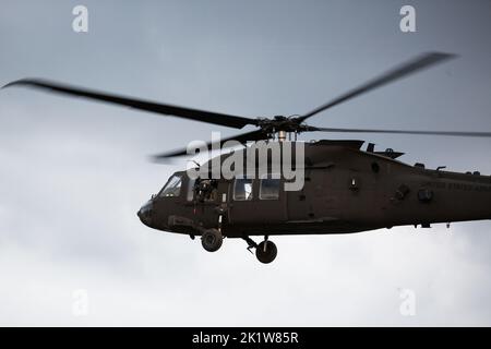 Un elicottero Blackhawk dell'esercito degli Stati Uniti UH-60 si prepara ad atterrare per l'addestramento del carico freddo durante l'Exercise Saber Junction 22 presso Hohenfels Training Area, Joint Multinational Readiness Center a Hohenfels, Germania, 15 settembre 2022. Saber Junction 22 è un esercizio di rotazione multinazionale progettato per valutare la disponibilità della Brigata aerea 173rd dell'esercito degli Stati Uniti ad eseguire operazioni terrestri unificate in un ambiente combinato congiunto e a promuovere l'interoperabilità con più di 4.500 partecipanti provenienti dagli Stati Uniti e dalle nazioni partner alleate dell'esercito degli Stati Uniti Aree di formazione Grafenwoehr e Hohenfels. (STATI UNITI Foto dell'esercito b Foto Stock