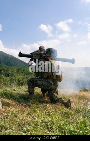 Marines degli Stati Uniti con 3D battaglione, 3D Marines sparano un MK 153 Shoulder-lanciato arma d'assalto multiuso, mentre conducendo esercitazioni di attacco platoon su Camp Schwab, Okinawa, Giappone, 8 settembre 2022. Questa formazione ha migliorato la competenza dei Marines a livello tattico e ha sviluppato la leadership delle piccole unità. 3/3 è schierato in avanti nell'Indo-Pacifico sotto 4th Marines, 3D divisione marina come parte del programma di distribuzione dell'unità. (STATI UNITI Corpo marino foto di CPL. Jerry Edlin) Foto Stock