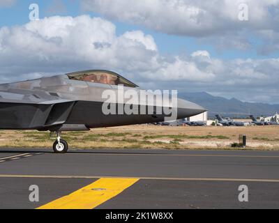 Un F-22 Raptor, pilotato dal col. Phillip L. Mallory, comandante in entrata della 154th Wing, taxi lungo la linea di volo 7 settembre 2022, alla base congiunta Pearl Harbor-Hickam, Hawaii. Mallory ha partecipato ad una cerimonia di cambio di comando in volo durante una routine di allenamento. Prima di assumere il comando dell'ala più grande della Guardia Nazionale aerea, Mallory è stato recentemente vice comandante dell'ala 154th, comandante del gruppo operativo 154th e comandante del gruppo di difesa aerea 298th. (STATI UNITI Air National Guard foto di staff Sgt. John Linzmeier) Foto Stock
