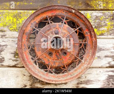 Ruota in metallo vintage appesa per l'arredamento fuori di un fienile nella California settentrionale Foto Stock