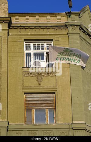 Novi Sad, Serbia - 31 dicembre 2015: Bandiera di Zelena stranka ecologia partito politico verde in sede di uffici nel centro della città. Foto Stock