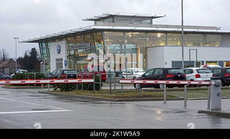 Belgrado, Serbia - 15 gennaio 2016: Porsche e Volkswagen concessionaria auto a nord nel quartiere Krnjaca freddo inverno pomeriggio. Foto Stock