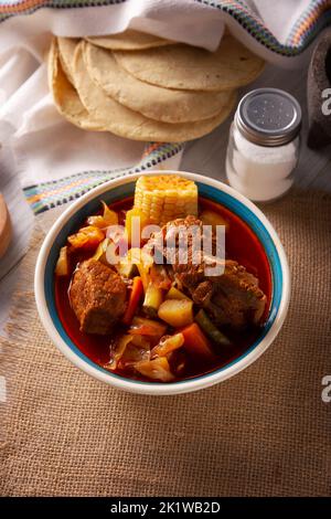 Mole di Olla. Si tratta di un pasto equilibrato a una pentola, piatto tipico della regione centrale del Messico, è uno stufato tipo zuppa a base di manzo e verdure. Lo è Foto Stock