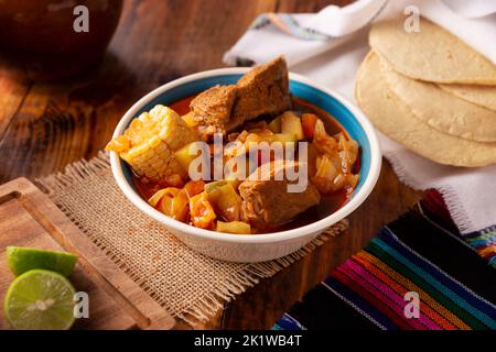 Mole di Olla. Si tratta di un pasto equilibrato a una pentola, piatto tipico della regione centrale del Messico, è uno stufato tipo zuppa a base di manzo e verdure. Lo è Foto Stock