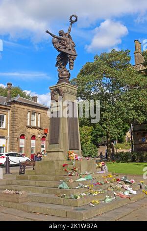 War Memorial, Pro Patria, Norfolk Square cenotaph, Central Glossop, High Peak, Derbyshire, Inghilterra, Regno Unito, SK13 8BP Foto Stock