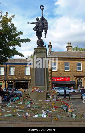 War Memorial, Pro Patria, Norfolk Square cenotaph, Central Glossop, High Peak, Derbyshire, Inghilterra, Regno Unito, SK13 8BP Foto Stock