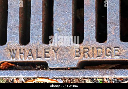 Griglia in ghisa arrugginita goffrata, con stampa Whaley Bridge, High Peak, Derbyshire, Inghilterra, Regno Unito, SK23 7AA Foto Stock