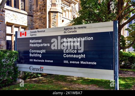 Ottawa, Canada - 10 settembre 2022: Sede della Canada Revenue Agency presso il Connaught Building nel centro di Ottawa. Il CRA è la vendetta Foto Stock