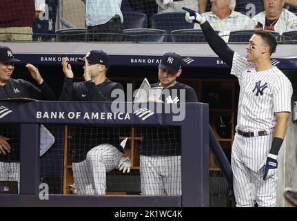 New York City, Stati Uniti. 20th Set, 2022. New York Yankees Aaron Judge gesta mentre il compagno di squadra Harrison Bader colpisce un singolo rbi contro i pirati di Pittsburg nel 5th che si è giocato allo Yankee Stadium di New York City martedì 20 settembre 2022. Foto di John Angelillo/UPI Credit: UPI/Alamy Live News Foto Stock