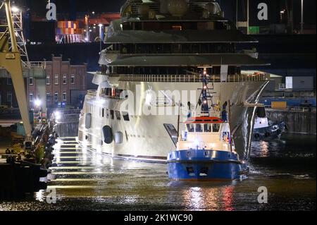 Amburgo, Germania. 21st Set, 2022. Lo yacht di lusso 'Dilbar' è trainato da rimorchiatori dal molo a secco allagato del cantiere navale Blohm Voss sul fiume Elba di fronte ai ponti di sbarco. Al fine di liberare il bacino secco 'Elba 17' di Amburgo per la riparazione di altre navi, lo yacht viene trainato da rimorchiatori ad un altro ormeggio a Brema senza la propria potenza motrice. Lo yacht di lusso 'Dilbar' è stato arrestato nell'aprile 2022 sulla base delle sanzioni dell'UE a causa dell'invasione delle truppe russe in Ucraina. Credit: Jonas Walzberg/dpa/Alamy Live News Foto Stock