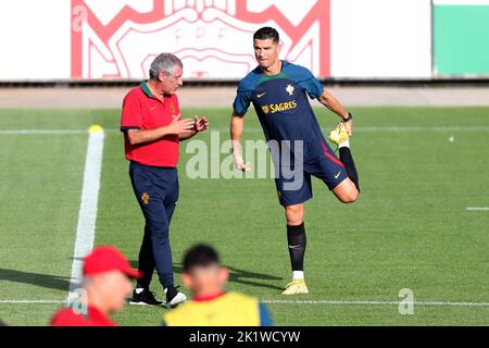 Oeiras, Portogallo. 20th Set, 2022. Cristiano Ronaldo (R) e allenatore Fernando Santos reagiscono durante una sessione di allenamento al campo di allenamento Cidade do Futebol di Oeiras, Portogallo, 20 settembre 2022. Credit: Pedro Fiuza/Xinhua/Alamy Live News Foto Stock