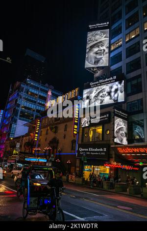 Un magnifico memoriale esposto sui jumbotron di Time Square per informare New York del passaggio della Regina Elisabetta II. Foto Stock