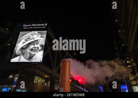 Un magnifico memoriale esposto sui jumbotron di Time Square per informare New York del passaggio della Regina Elisabetta II. Foto Stock