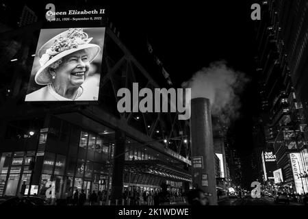 Un magnifico memoriale esposto sui jumbotron di Time Square per informare New York del passaggio della Regina Elisabetta II. Foto Stock