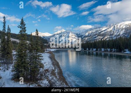 Lungo la strada del lago Maligne in inverno, Jasper National Park, Alberta, Canada. Foto Stock