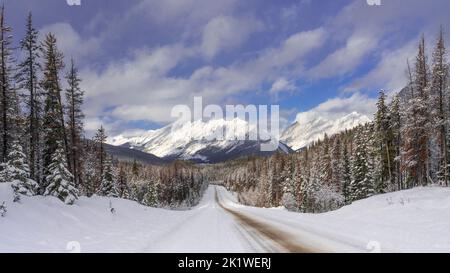 Una montagna e foresta panoramica lungo la strada Maligne Lake in inverno, Jasper National Park, Alberta, Canada. Foto Stock