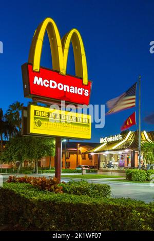 Ristorante fast food McDonald's di notte a Fort Lauderdale, Florida, Stati Uniti. Foto Stock