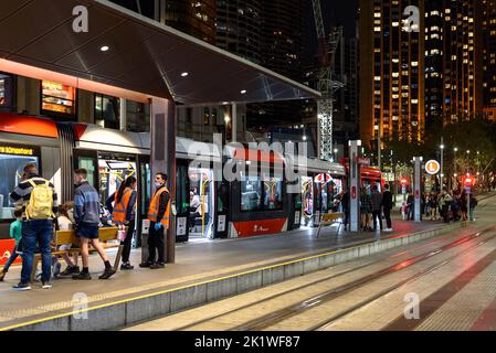 Un tram leggero presso la stazione di Circular Quay a Sydney, nel nuovo Galles del Sud Foto Stock