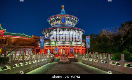 Il padiglione Cinese illuminato di notte all'Epcot Center, Orlando, Florida, USA. Foto Stock