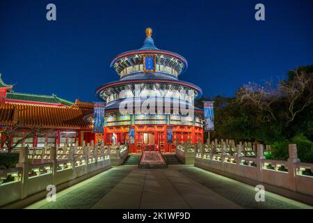 Il padiglione Cinese illuminato di notte all'Epcot Center, Orlando, Florida, USA. Foto Stock
