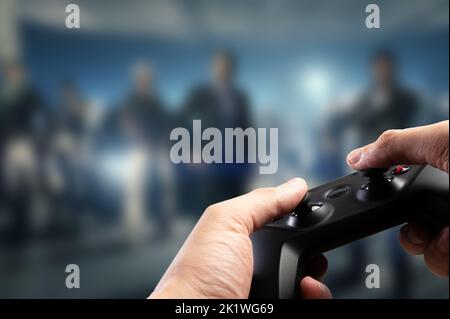 Sullo sfondo di un videogioco su un grande schermo di una TV al plasma, un giocatore con un gamepad GAM22ICB nelle sue mani. Cybersport, realtà virtuale, mo Foto Stock