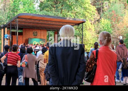 gli anziani guardano un concerto nel parco, una vacanza in città, una vecchiaia interessante Foto Stock